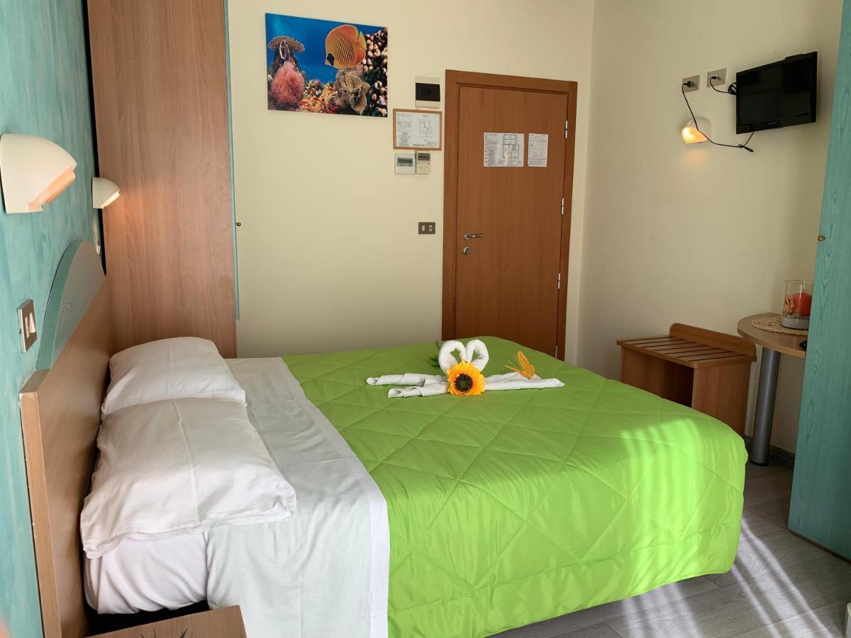 Hotel Palma Benessere Ріміні Екстер'єр фото