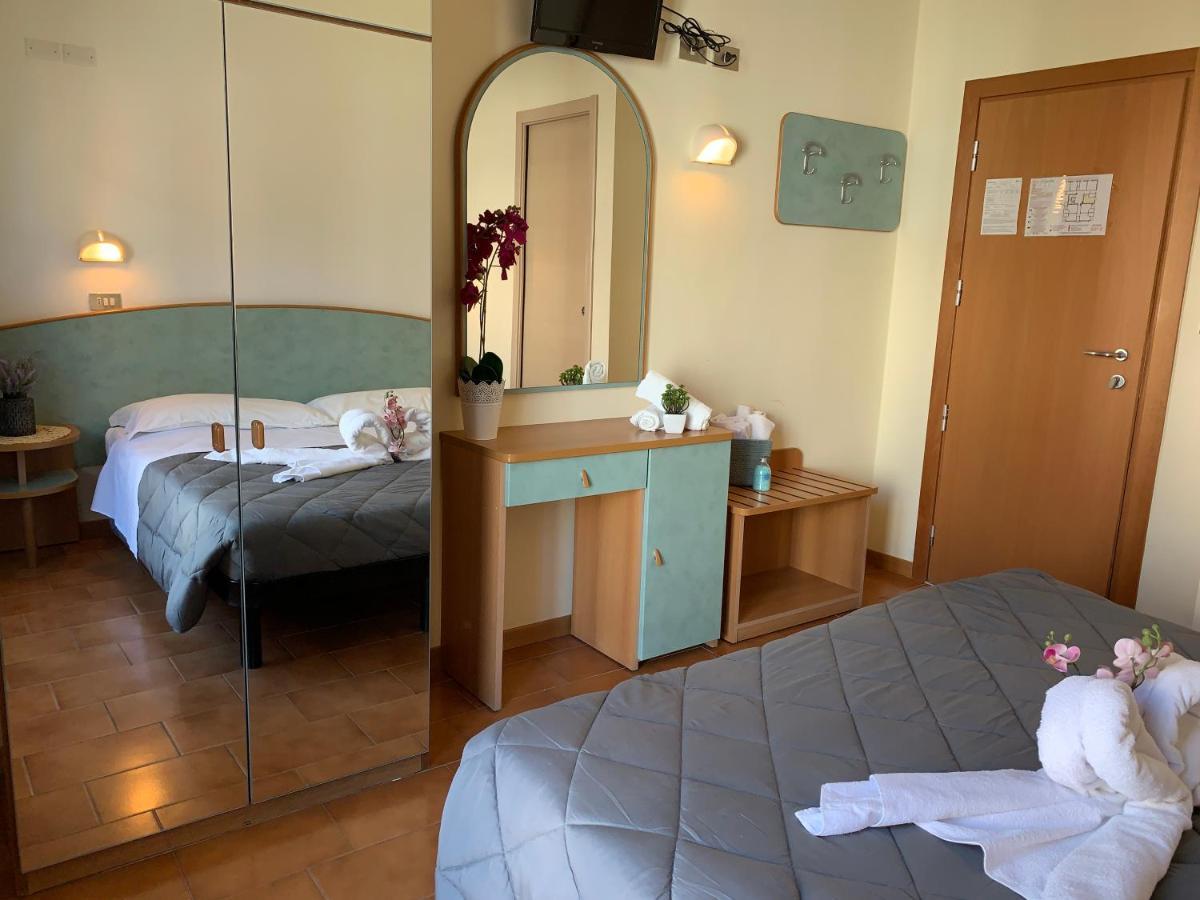 Hotel Palma Benessere Ріміні Екстер'єр фото